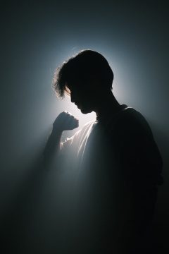 文艺电影《余晖》海报，夕阳下两人走在麦田间的剪影，暖橙色调与深蓝天空形成强烈视觉对比