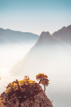 科幻电影《光年之外》海报，宇宙星云背景下太空舱特写，冷蓝色调科技感十足